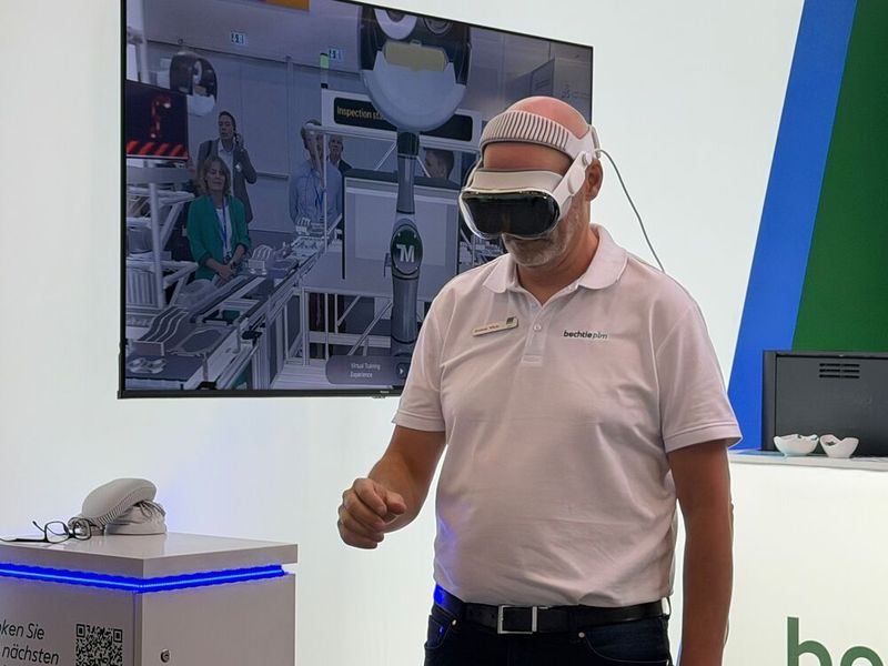 Mit der Apple Vision Pro konnten Standbesucher bei Bechtle in die digitalen Modelle eintauchen. (Bild: Stefanie Michel)