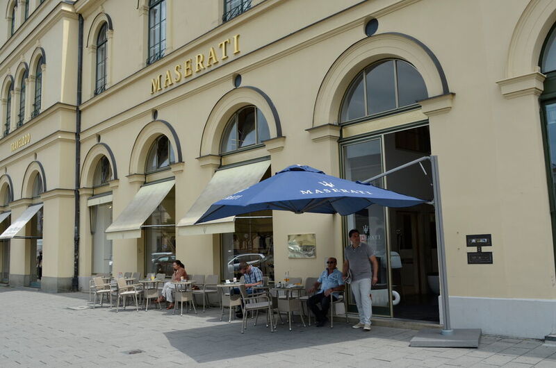 In der Münchner Innenstadt hat Maserati Deutschland in bester Lage ein Schauraum-Café eröffnet. (Jens Rehberg / »kfz-betrieb«)