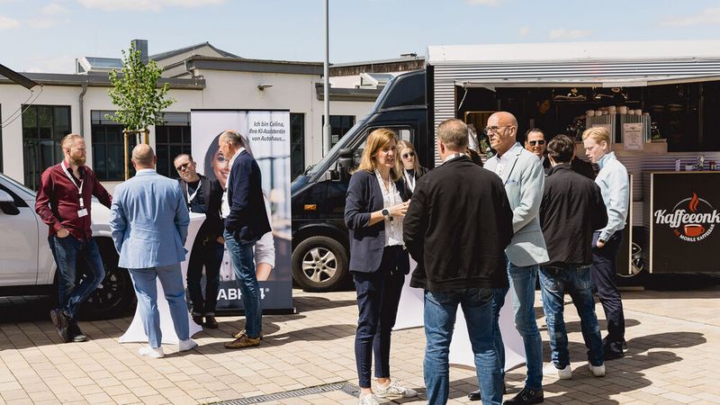 Das schöne Wetter lockte viele Teilnehmer immer wieder nach draußen, wo es aber auch den besten Kaffee gab. (Stefan Bausewein)