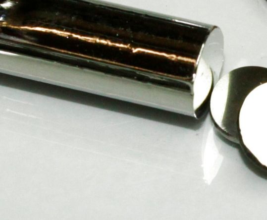 Forscher an der Universität des Saarlandes nehmen schon länger metallische Gläser (Symbolbild), also nicht kristallisierte Metalle, unter die Lupe. Jetzt haben sie eine fundamentale Erkenntnis zu melden, was passiert, wenn Proben unterschiedlicher Größe blitzartig abkühlen.(Bild:  F. Uzzimog)