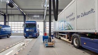 Herzstück des neuen Logistik und Fuhrpark Centrums ist die Nutzfahrzeug-Werkstatt mit einer großen Modernisierungs-Halle. (Westfalen)