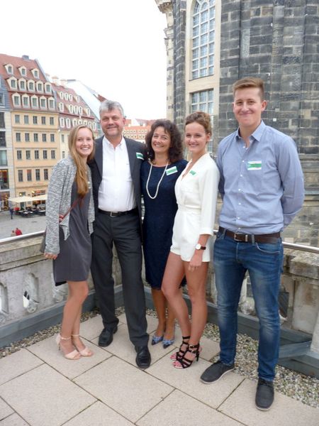 Ein stolzer und glücklicher Unternehmer: Michael Schwarz im Kreise seiner Familie bei der Jubiläumsfeier auf der Dachterrasse des Coselpalais in Dresden. (Bild:  Medienkontor/ Edwin Seifert)