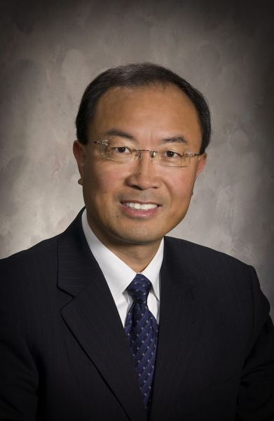 Joe Liu, Vice President Research & Development 3M International, ließ es sich nicht nehmen,bei der Inbetriebnahme dabei zu sein. (Bild: 3M / Dyneon)