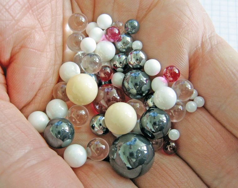 Die Saphirwerk AG bietet ein breites Spektrum von präzisionsgeschliffenen Kugeln aus hochharten Werkstoffen an, unter anderem Saphir, Rubin, Al2O3-Keramik, Siliciumnitrid und Hartmetall. (Klaus Vollrath)