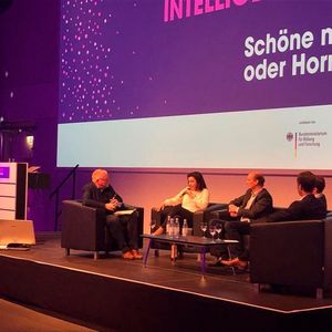 „KI begegnet einem bereits täglich, nur merken wir es oft nicht.“, so Dorothee Bär.