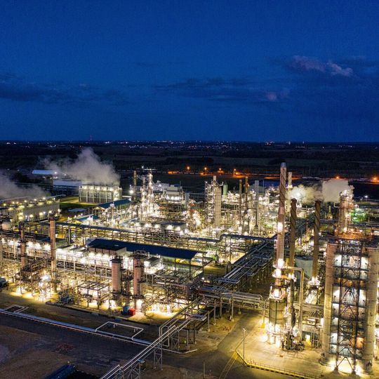 Das Konzept des „alternativen Naphthas“ nutzt die bestehende Infrastruktur von Raffinerien, Steamcrackern und der chemischen Industrie,(Bild:  frei lizenziert / Pexels)
