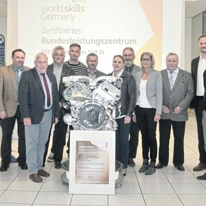 Stehen hinter dem Projekt: Vorstand und Geschäftsführung der Kfz-Innung Region Dresden, Berufsschullehrer und Mitarbeiter.(Bild:  Zietz/»kfz-betrieb«)