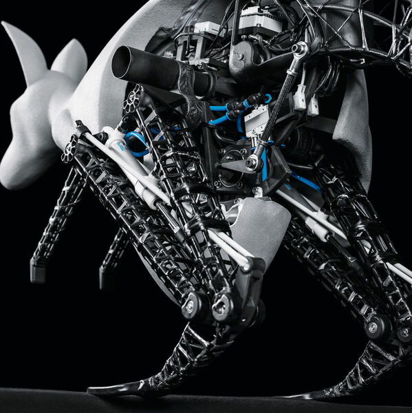 Wie sein natürliches Vorbild kann das Bionic-Kangaroo die Energie zurückgewinnen, speichern und effizient im nächsten Sprung wieder einbringen. Das Bionic-Kangaroo lässt sich über Gesten steuern (Bild: Festo)