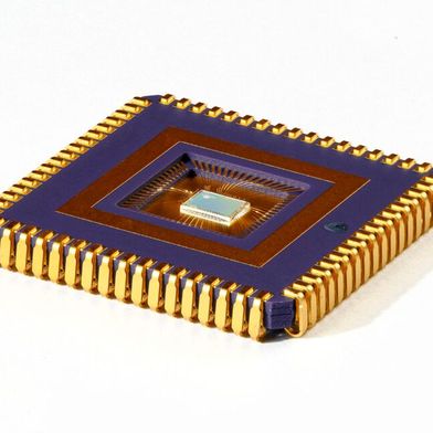 Was man hier sieht, heißt Senna. Es handelt sich dabei um einen neuromorphen KI-Chip, der die Arbeit von künstlichen neuronalen Netzwerken beschleunigt. Entwickelt haben ihn Experten vom Fraunhofer-Institut für Integrierte Schaltungen (IIS) aus Erlangen. Hier mehr Infos ... (Bild: Fraunhofer-IIS)