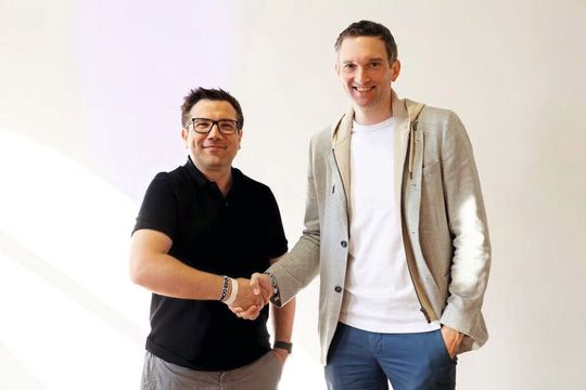 Andreas Nauerz (Chief Product Officer Ionos) und Michael Förtsch (CEO Q-Ant) vereinbaren die strategische Partnerschaft für nachhaltiges photonisches Computing für europäische KI-Souveränität.(Bild:   Manfred H. Vogel)