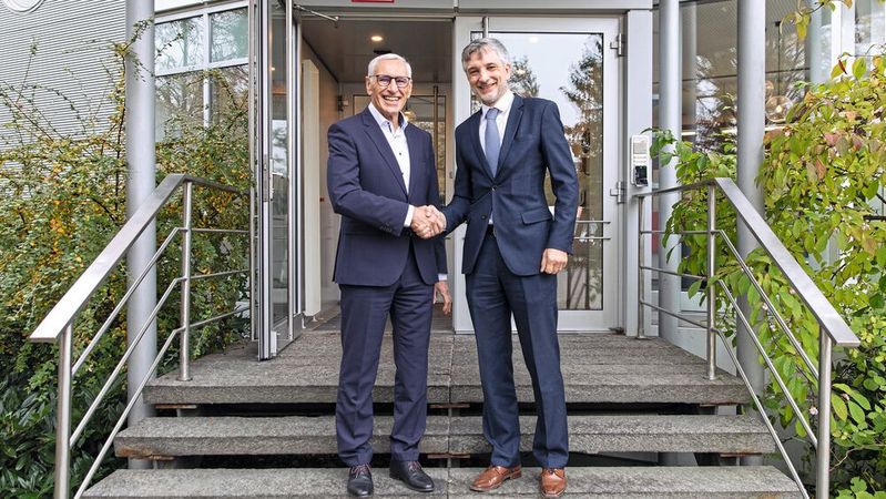 Stabwechsel bei der technischen Leitung: Lorenz Geiger (links) übergibt seine Position bei der Schreiner Group an Martin Moser. Er selbst übernimmt als Senior Management Consultant Operations Group übergeordnete, strategische Aufgaben.(Bild:  Schreiner Group)