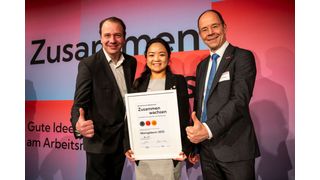 Tingting Brengelmann (Bildmitte) , CDC-Leiterin für Hochschul- und Berufsbildungsprogramme, nahm den Preis entgegen. (Bild: Deutschland - Land der Ideen/Bernd Brundert)
