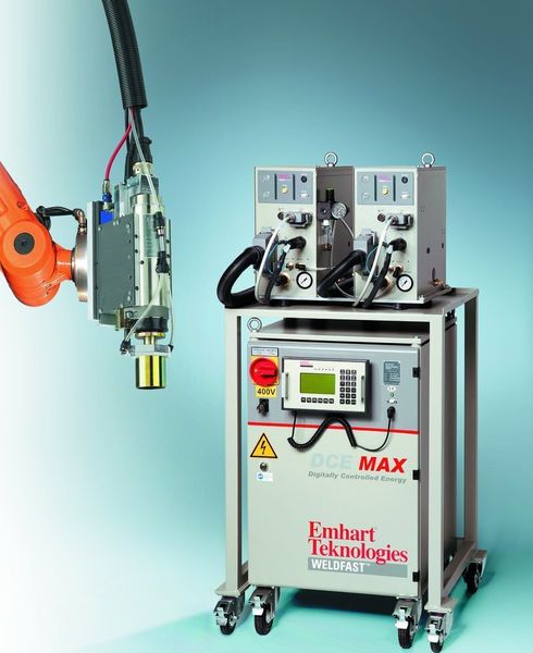 Bild 3: Der robotergeführte LM-Schweißkopf mit der Steuer- und Energieeinheit DCE-Max. (Archiv: Vogel Business Media)