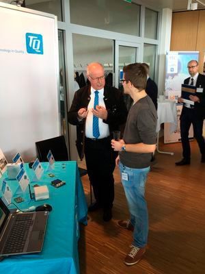 Ein intensives Fachgespräch von Wolfgang Heinz-Fischer, TQ, mit einem Konferenzteilnehmer. (Bild: Johann Wiesböck)