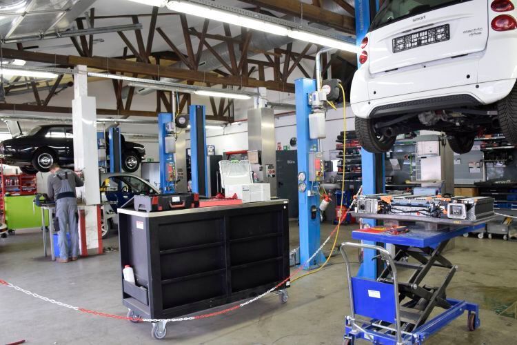 E-Autos wie der Smart werden an einem separaten Arbeitsplatz repariert.     (Rubbel/»kfz-betrieb« )