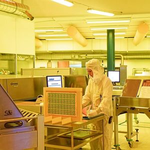 Herstellung hochminiaturisierter Leiterplatten am Cicor-Standort in Boudry. Mit steigender Funktionsdichte wachsen auch die Anforderungen an Entwicklung und Fertigung. (Bild:  Cicor Group)