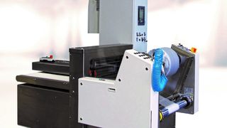 Wickert Maschinenbau bietet jetzt erstmals eine Coilstation für Gummi als Stand-alone-System an. Nicht zuletzt kann sie sogar in Reinräumen der ISO-Klasse 8 eingesetzt werden. (Wickert)