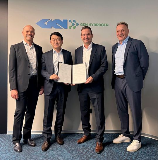 Wasserstoffspeicher auf Metallhydridbasis für den japanischen Markt: Die Zusammenarbeit ist besiegelt. (v.l.)  Gottfried Rier, GKN Hydrogen (CTO);   Masataka Shimazu, Präsident (Mitsubishi Corporation Technos); Guido Degen, CEO (GKN Hydrogen); Andreas Weißkopf (Mitsubishi International GmbH) (Bild:  GKN Hydrogene)