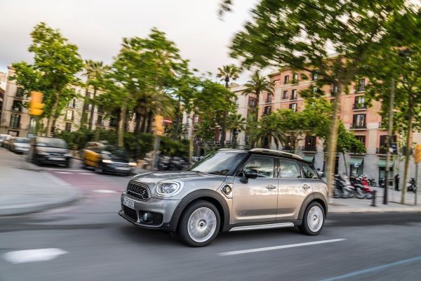 Der MINI Cooper S E Countryman ALL4 ist der erste Mini, bei dem ein Plug-in-Hybrid-Antrieb die Möglichkeit zu rein elektrischer und damit lokal emissionsfreier Mobilität eröffnet. (Mini)