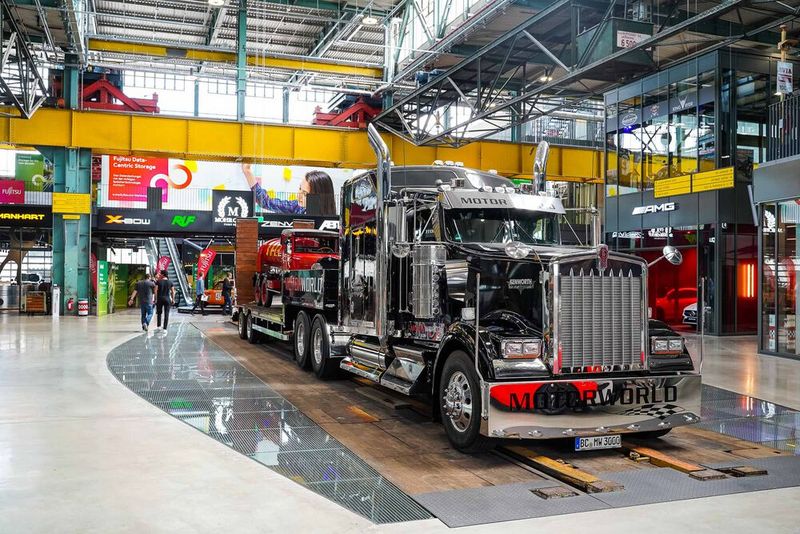 Das größte Ausstellungsobjekt der „Motorworld“ in München. (Bild: Fujitsu)