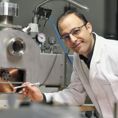 Doktorand Amirhossein Ghavimi forscht an neuen Legierungen von metallischem Glas. Komponenten aus metallischem Glas sollen in Elektromotoren dafür sorgen, dass diese beim Betrieb weniger Energie verlieren.  (Bild:  © Thorsten Mohr & UdS)