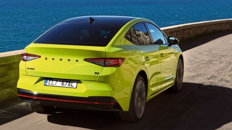 Das große und dunkel getönte Glasdach geht optisch nahezu nahtlos in die Scheibe der großen Heckklappe über. (Bild: Skoda)