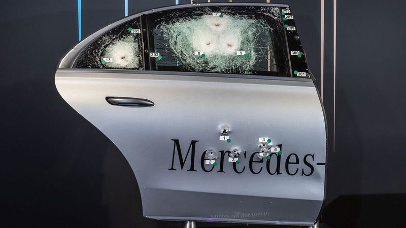 Dem S 680 Guard sollen Kugeln aus einem Präzisionsgewehr oder einem Maschinengewehr nichts anhaben. (Mercedes-Benz )