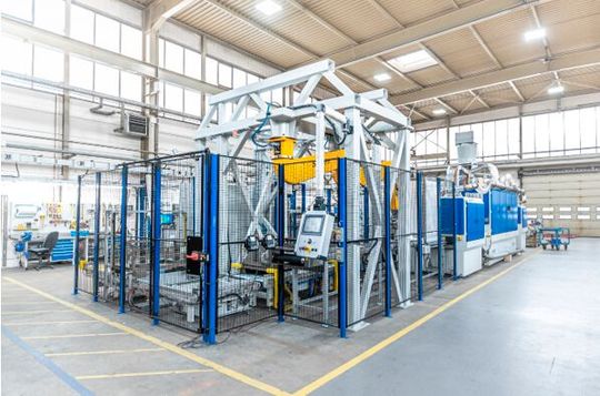 Im vorliegenden Fall besteht die Gesamtanlage aus den Komponenten Entgratmaschine mit Teilereinigung, Entgraten, Waschen und Trocknen. Danach folgt die Teilerkennung zur Steuerung der Roboter, welche die Teile aufnehmen und definiert in Transportbehälter abstapeln. Den Abschluss bildet die Steuerung der Transportbehälter mit Zuführung und Weitertransport. Im vorliegenden Fall besteht die Gesamtanlage aus den Komponenten Entgratmaschine mit Teilereinigung, Entgraten, Waschen und Trocknen. Danach folgt die Teilerkennung zur Steuerung der Roboter, welche die Teile aufnehmen und definiert in Transportbehälter abstapeln. Den Abschluss bildet die Steuerung der Transportbehälter mit Zuführung und Weitertransport.