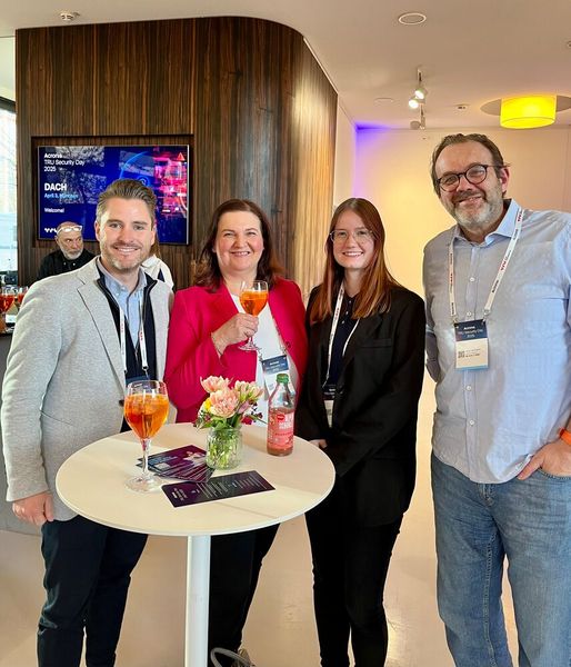 (v. l.) Maximilian Wieser (TD Synnex), Lilli Kos und Natalie Forell (beide IT-BUSINESS) und Jörg Sahlmann (We run IT) genießen den Networking Apero. (Bild: Vogel IT-Medien GmbH)