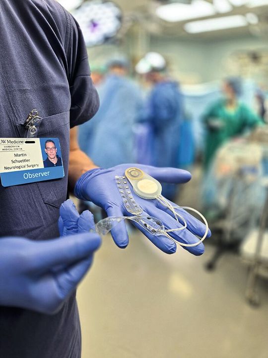 Dr. Martin Schuettler mit dem Brain Interchange System(Bild:  Cortec)