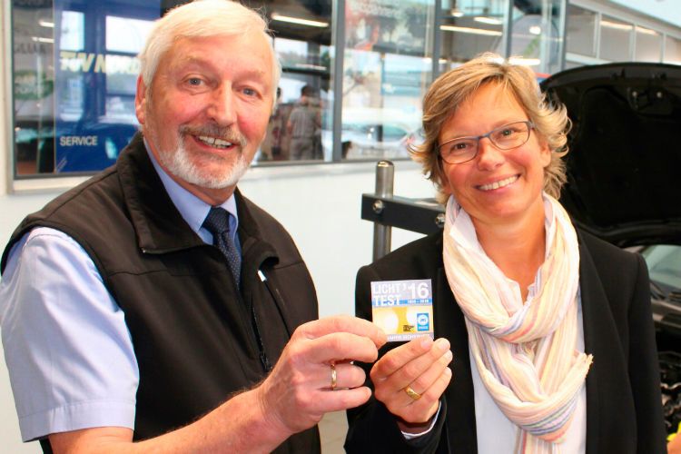 Klein, aber oho: Obermeister Günther Görrissen und Pressesprecherin Anja Bauer (beide Kfz-Innung Flensburg Stadt und Land) präsentieren die Licht-Test-Plakette. (Innung)
