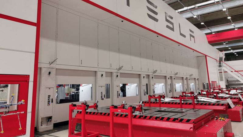 Tesla will im Werk Grünheide mit mehr Personal mehr Autos produzieren.(Bild:  Otto)