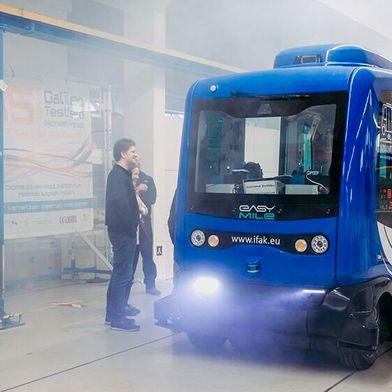 Das autonome Shuttle des KI-Projekts in Magdeburg bei einer Demonstration der Senordaten mit künstlichem Nebel. (Bild: Jana Dünnhaupt/Uni Magdeburg)
