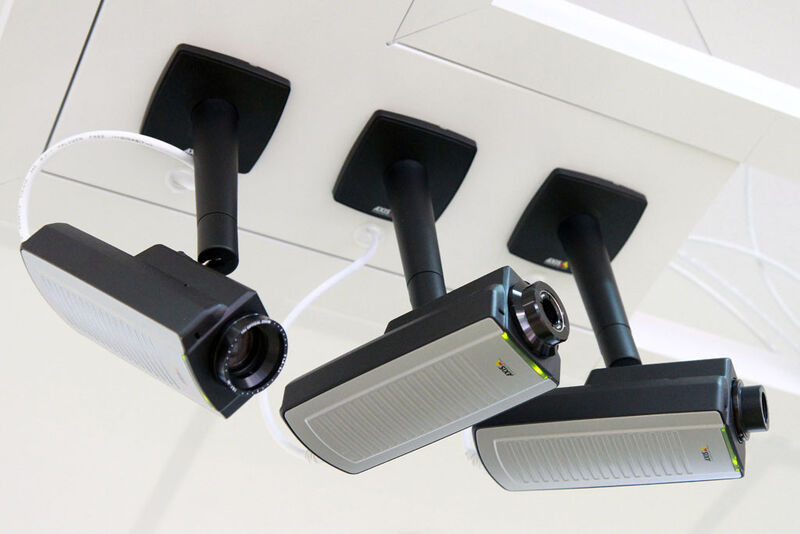 Axis-Kameras gibt es in verschiedenen Modellen und mit unterschiedlichen Gehäusen für den Innenbereich... (Bild: Axis)