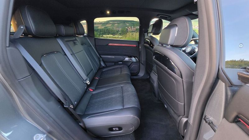 9. Das Platzangebot auf den Rücksitzen: Die Fondpassagiere reisen im Elektro-SUV sehr komfortabel, selbst jene mit einer Körpergröße über 185 Zentimetern. Die Sitze sind recht weich gepolstert. Die Rückenlehnen lassen sich für zusätzlichen Komfort verstellen. (Bild: Mauritz – VCG)