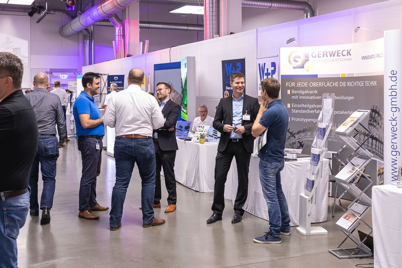 16. Anwenderkongress Steckverbinder: Der Tag 2 auf dem Steckverbinderkongress 2022 hatte den Themenschwerpunkt auf Oberflächen und Werkstoffen. Das umfasste die Konfektion Schwerer Steckverbinder für den Schaltschrankbau ebenso wie Hochstromkontakte für die E-Mobilität und funktionalisierte Oberflächen im Einsatz auf der ISS im Weltraum. (Bild: Elektronikpraxis)