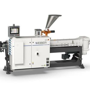 Weber Extrusion aus dem oberfränkischen Kronach empfiehlt für die Profilherstellung mit Polyvinylchlorid (PVC) seine Doppelschneckenextruder der Baureihe DS. Die Materialfzuführung kann als Granulat oder Mahlgut erfolgen.(Bild:  Weber Extrusion)