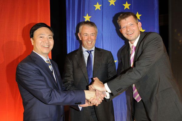 Abbildung 3: Anlässlich des 2. Base Medientreffs im September 2011 bekräftigen E-Plus und ZTE ihre Zusammenarbeit. V.l.n.r.: Shi Lirong, CEO ZTE Corporation; Eelco Blok, CEO von KPN; Thorsten Dirks CEO von E-Plus (Archiv: Vogel Business Media)