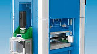 Das Transfergerät für 200er-Hubzahlen – hier grün im Bild – ist in Betrieb mit einer Presse zu sehen. (Bild: Sander Automation)