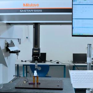 Determining Z-axis orientation (leveling). To perform programmed measurements, the Mitutoyo MiSTAR 555 coordinate measuring machine must first determine the orientation and positioning of the part in three-dimensional space.(Source:  Mitutoyo Europe)