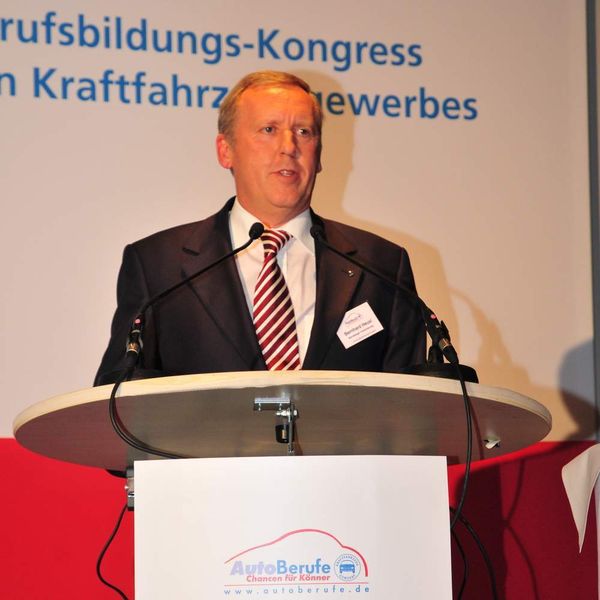 Bernhard Heusl, Leiter Vertrieb Autohaus der Nürnberger Versicherung, ehrte in seiner Laudatio die Gewinner der Kategorie I. (Archiv: Vogel Business Media)