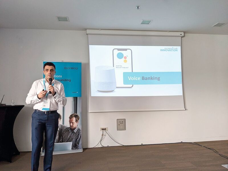 Neue Technologien halten Einzug ins Banking. Tomasz Buczak, Head of Asseco Innovation Hub, Asseco Poland, stellt Voice Banking über den Google Assistant vor.  (Oliver Schonschek)