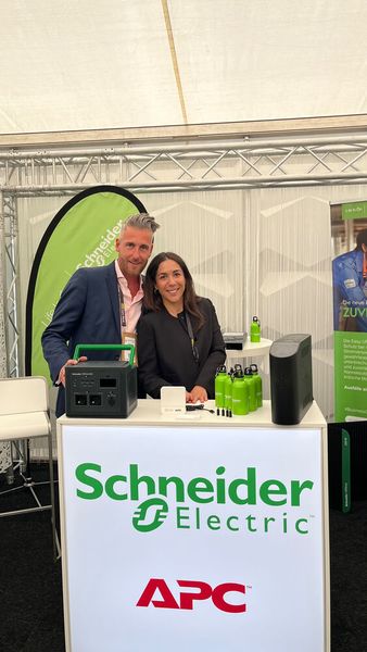 Bei Schneider Electric ist (fast) alles grün: Philipp Sonntag und Özlem Bulut (Bild: Vogel IT-Medien GmbH)