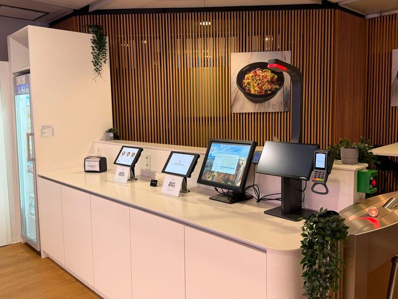 Am Bestellcounter wählt der Besucher sein Gericht aus, dass dann vom  Roboter frisch zubereitet wird. (Bild: Goodbytz)