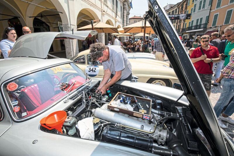 Zu den Aufgaben des Classic Centers gehört die Betreuung des rollenden Teils der Museumexponate wie hier bei der Mille Miglia 2017. Vor der Etappe von Brescia nach Padua am 18. Mai 2017 erhält ein 300 SL einige „Streicheleinheiten“ durch das Serviceteam des Centers. (Daimler)