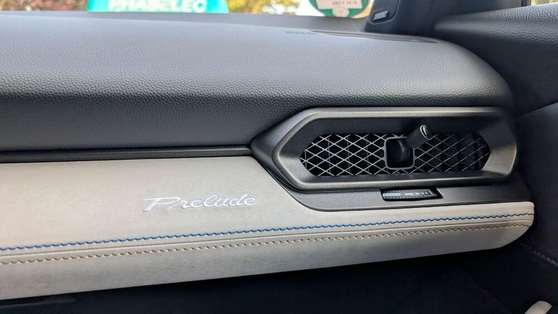 Die Materialwahl ist gelungen, die Oberflächen im oberen Bereich sind alle aufgeschäumt und sorgen so für eine sehr angenehme Haptik und einen wertigen Innenraum. Erhältlich ist der Prelude nur in einer hochwertigen Sicherheits- und Komfort-Ausstattung: Serienmäßig an Bord sind unter anderem ein adaptives Fernlicht, eine Ausparkassistent hinten, eine Einparkhilfe, eine Rückfahrkamera, ein Regensensor, ein Toter-Winkel-Assistent, ein Bose-Soundsystem mit acht Lautsprechern, eine Sitzheizung vorn und 19-Zoll-Leichtmetallfelgen in Schwarz. (Bild: Mauritz – VCG)