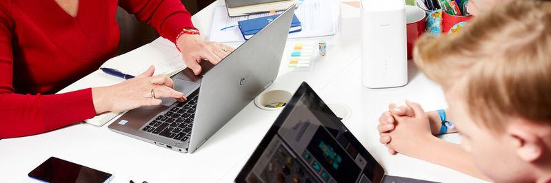 Homeschooling steht und fällt natürlich mit der Technik. Bei zu geringer Bandbreite im Festnetz kann der GigaCube 5G Abhilfe schaffen. (Bild:  Vodafone)