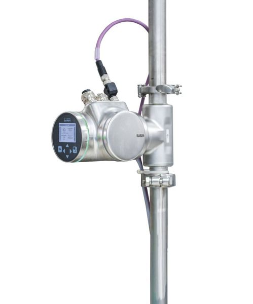 Der SAW-Durchflussmesser ist flexibel einbaubar, erfüllt höchste Hygieneanforderungen und liefert zusätzliche Fluidik-Parameter für einen zuverlässigen Prozess.  (Bürkert)