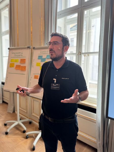 Dr-Ing. Arne Nordmann, Head of Engineering, Neura Robotics, zeigt wie weit Cognitive Robotics ist und wie sich auch ein deutsches Startup erfolgreich am Markt positioniert. (Bild: Vogel IT-Medien)