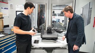 Michael Klügl (Aussendienst, Emuge-Franken) bespricht mit Tobias Rupp (CEO, RCC-Technik GmbH) die Möglichkeiten zur Bauteilspannung. (Bild: Emuge-Franken)